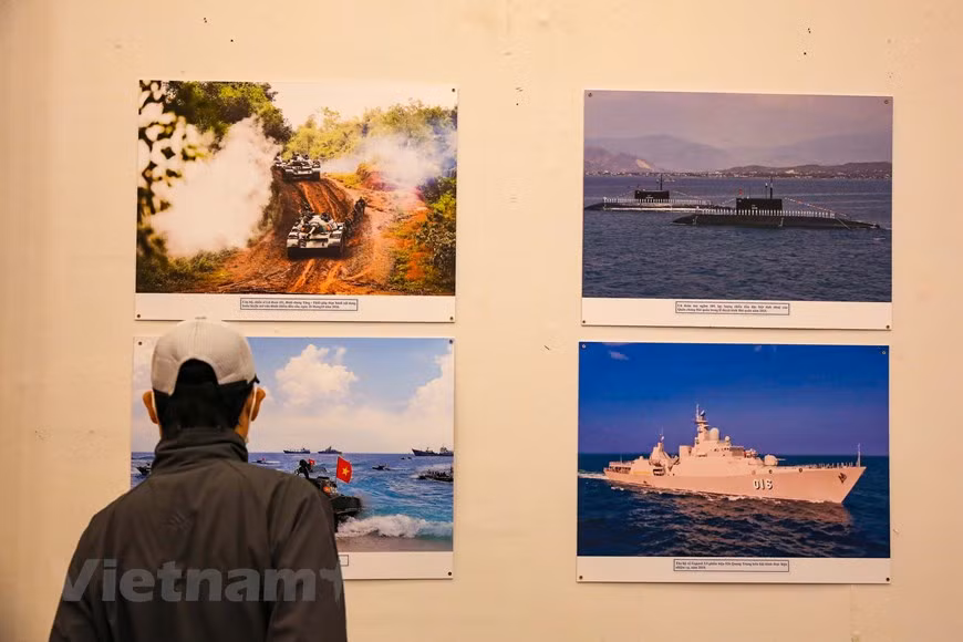 La exposición presenta objetos, libros y documentos preciosos sobre los 12 congresos nacionales del Partido Comunista de Vietnam (PCV) con hitos importantes del país, con énfasis en el proceso de renovación iniciado y liderado por el PCV. La fundación del PCV constituye un gran viraje a la Revolución vietnamita. El Partido fue creado, dirigido y forjado por el presidente Ho Chi Minh. Bajo la dirección del Partido, la revolución vietnamita ha logrado gloriosas victorias, abriendo una nueva época para el desarrollo de la nación vietnamita: época de la independencia nacional avanzando hacia el socialismo; iniciando una nueva era: era de Ho Chi Minh. (Foto: Minh Son/Vietnam +)