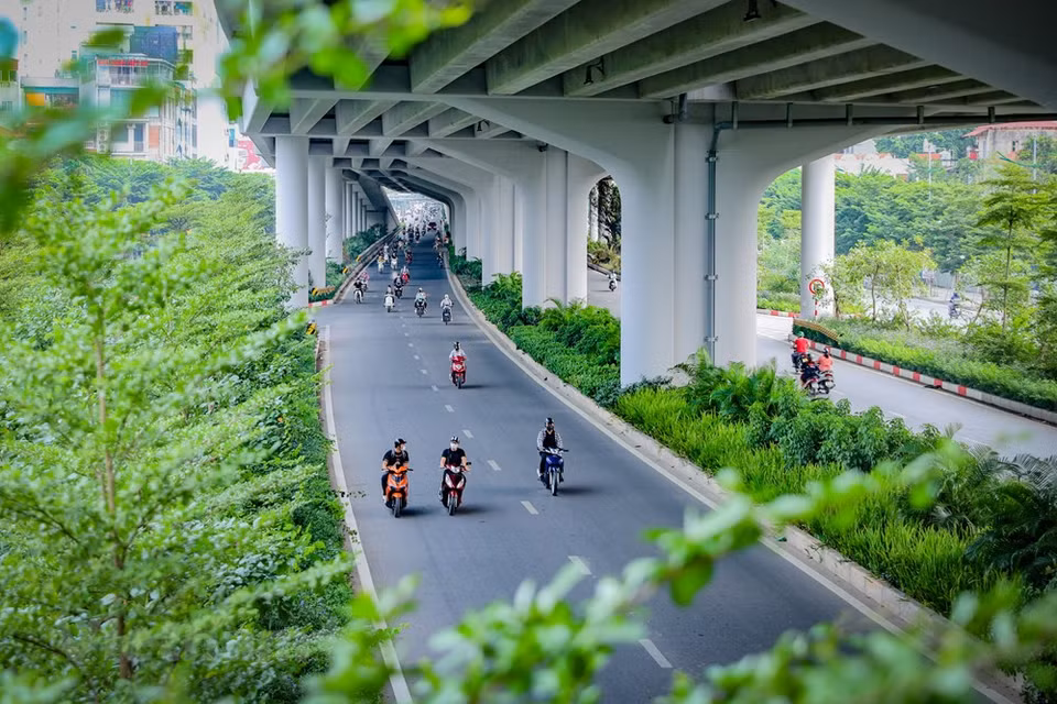 La costumbre de utilizar motos y coches privados se ha arraigado en un gran número de personas en Vietnam. El especialista Dang Minh Tan subrayó que Hanoi cuenta ahora con casi 10 millones de habitantes, entre ellos, siete millones se desplazan en vehículos motorizados, sobre todo motocicletas. Por lo tanto, resulta difícil limitar la congestión del tráfico y la contaminación del aire. El desarrollo de medios de transporte verde sustituirá poco a poco a los motorizados y será la mejor tendencia para el futuro. Hanoi se ha encaminado hacia la plantación de árboles y, hasta el momento, las calles del centro de la ciudad se han cubierto de azul. (Fuente:Vietnamplus)