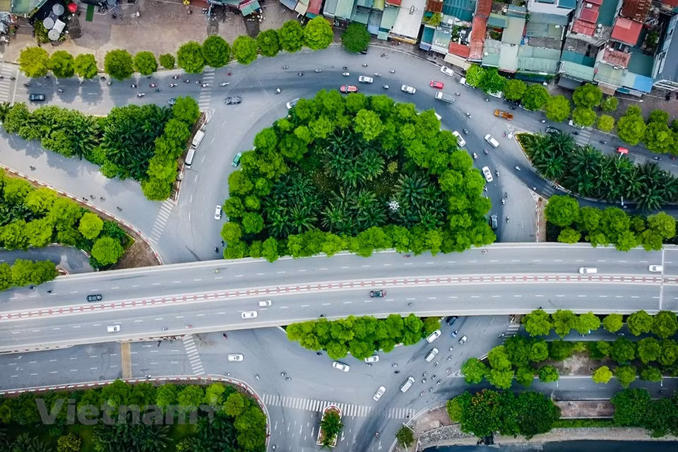 El vicedecano de la Facultad de Transporte y Economía (Universidad de Transporte de Vietnam), Nguyen Hong Thai, enfatizó la importancia de limitar y reducir gradualmente el número de millones de motocicletas y automóviles personales, mientras el sistema de autobuses también necesita ser verde. Las bicicletas son vehículos inherentemente pequeños, que ocupan poco espacio para la circulación y el estacionamiento, adecuadas para la situación actual del tráfico con muchas calles pequeñas y callejones como Hanoi. Se puede afirmar que el desarrollo de ciudades verdes y tráfico verde constituyen una orientación estratégica, que requiere atención y participación de manera sincronizada de todos los niveles, desde el central hasta el local y la comunidad. El tráfico verde hará contribuciones importantes a la implementación exitosa de la meta de la Estrategia Nacional de Crecimiento Verde. (Fuente:Vietnamplus)