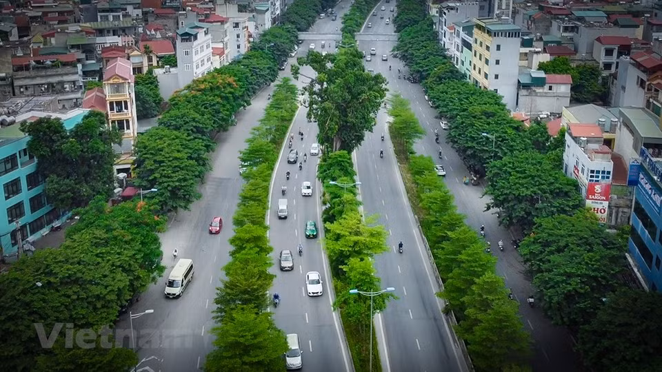 Ante el contexto actual de cambio climático, el Ministerio de Transporte de Vietnam tiene como objetivo desarrollar proactivamente el transporte de forma síncrona, sostenible, respetuosa con el medio ambiente y reducir las emisiones de gases de efecto invernadero. A propósito, la ciudad de Hanoi se ve en la obligación de acelerar el desarrollo del transporte verde para proteger el medio ambiente. Hasta la fecha, numerosas calles se han convertido en hermosos símbolos de la urbe, sobre todo Hoang Dieu y Phan Dinh Phung. La capital de Vietnam tiene cada vez más rutas verdes, con vistas a brindar aportes a la materialización de tal objetivo y crear así paisajes a la metrópolis, rostro de la nación indochina. (Fuente:Vietnamplus)