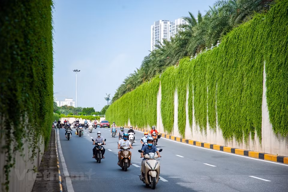 La Estrategia de Desarrollo del Transporte al 2020, con una visión hacia 2030, también establece requisitos básicos para el desarrollo del transporte público en Vietnam. El objetivo establecido se enfoca en desarrollar rápidamente un modo de transporte rápido y de gran volumen para las grandes ciudades; asegurar la tasa de transporte público de pasajeros del 25-30 por ciento para 2020; promover el transporte en las áreas urbanas en la dirección de utilizar el transporte público como principal, asegurando la modernidad - seguridad - conveniencia; al mismo tiempo, controlar estrictamente el aumento de vehículos personales. Por lo tanto, las autoridades y la población deben ser conscientes de los efectos del uso de vehículos de motor en la calidad ambiental. (Fuente:Vietnamplus)