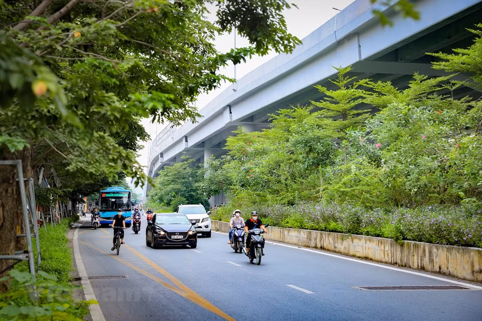 Bicicletas, motos, coches eléctricos, vehículos automóviles propulsados por aire comprimido GNC, autos que utilizan energía solar y energía eólica son parte indispensable de una ciudad con transporte verde. Este relevante concepto significa que los medios del transporte necesitan limitar las emisiones de dióxido de carbono (CO2) y otras emisiones nocivas al medio ambiente. El tráfico verde utiliza la fuerza humana, las energías renovables, la electricidad, el gas natural comprimido. En las áreas urbanas, la contaminación causada por las actividades de transporte representa alrededor del 70 por ciento. Por lo tanto, las autoridades y la población deben ser conscientes de los efectos del uso de vehículos de motor en la calidad ambiental. (Fuente:Vietnamplus)