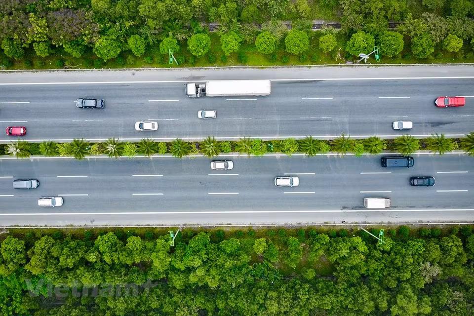 Si no desea vivir en una ciudad caótica debido al tráfico, el humo y el polvo tóxicos, los expertos mundiales recomiendan poner en funcionamiento rápidamente el tráfico verde. El transporte es uno de los terceros mayores emisores de gases de efecto invernadero después de los sectores de la energía y la agricultura, que representan el 18,38 por ciento del total anual de emisiones de gases de efecto invernadero a la atmósfera. La cantidad de dióxido de carbono (CO2) emitida por el transporte llega a más de 33 mil de toneladas, cifra que se prevé aumente 2 y 2,5 veces más en los años 2025 y 2030, respectivamente. (Fuente:Vietnamplus)