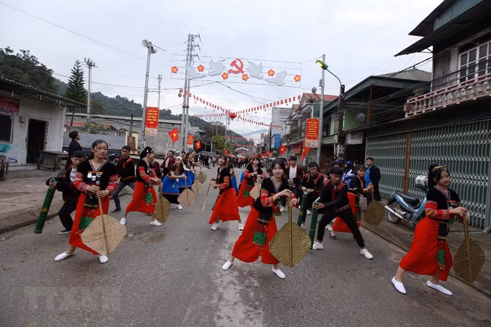 Danzas de la etnia Si La en las calles de Lai Chau (Foto: VNA)