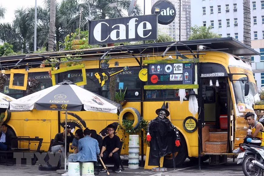 La cafetería está construida a partir de un viejo autobús restaurado, con neumáticos viejos convertidos en mesas y sillas (Foto: VNA)