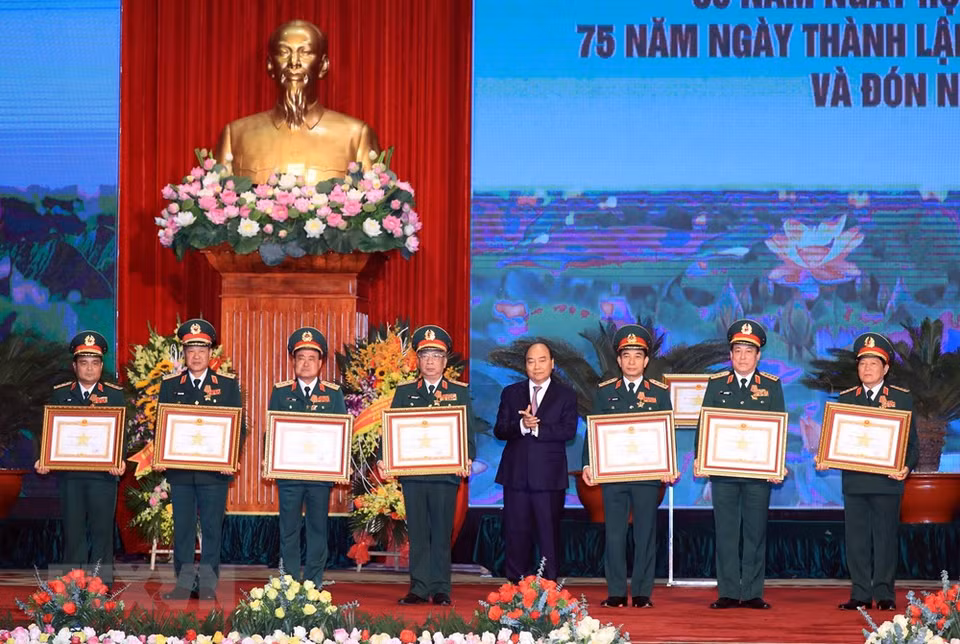 Primer ministro Nguyen Xuan Phuc otorga la Medalla Militar de Primera Clase al militares del Ministerio de Defensa (Foto: VNA)