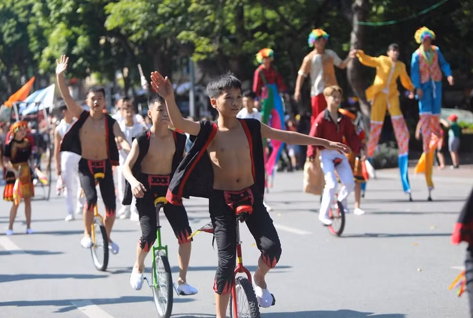 Artistas presentan en las calles en el antiguo casco de Hanoi. (Fuente: VNA)