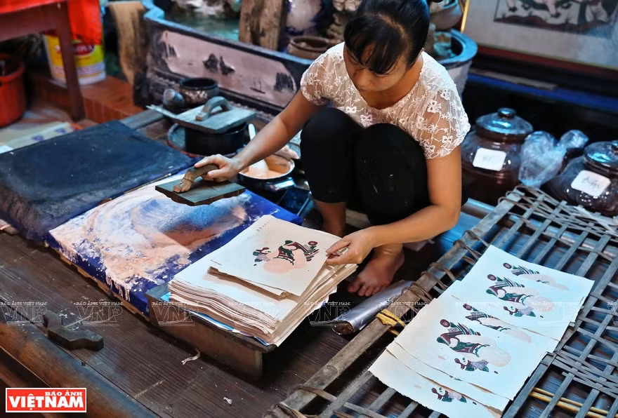 En numerosas pinturas de Dong Ho, los artesanos tienen que usar muchos grabados de madera para imprimir cada detalle y color por separado. (Foto: VNA)