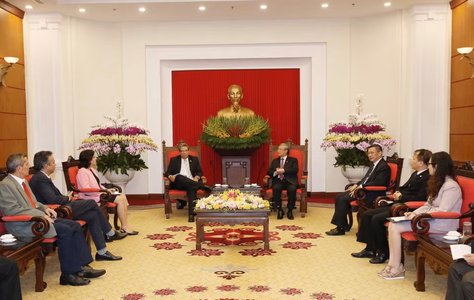 El miembro del Buró Político y permanente del Secretariado del Partido Comunista de Vietnam, Tran Quoc Vuong (D), recibe a Víctor Gaute López (I), miembro del Secretariado del Comité Central del Partido Comunista de Cuba y jefe de su Departamento Ideológico (Fuente: VNA) 
