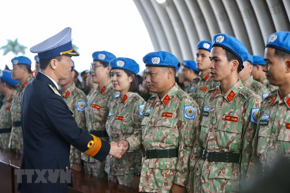 Un total de 29 oficiales, entre ellos dos mujeres, del segundo Hospital de Campaña de nivel dos de Vietnam partieron el 19 de noviembre hacia Sudán del Sur, para cumplir las misiones de mantenimiento de la paz de las Naciones Unidas en ese país. (Fuente: VNA)