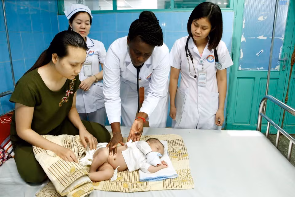 Los médicos cubanos participan en tratamientos de enfermos para mejorar la calidad de servicios sanitarios en la zona central del país. (Fuente: VNA)