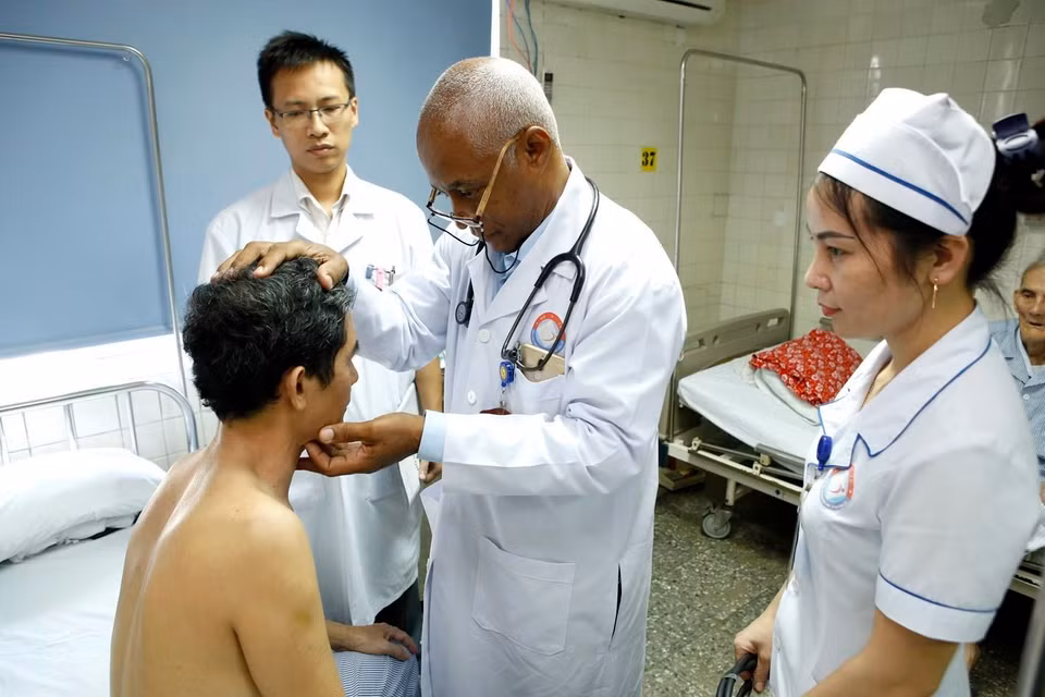 Un total de siete médicos cubanos trabajan en el Hospital de Amistad Vietnam-Cuba Dong Hoi. (Fuente: VNA)