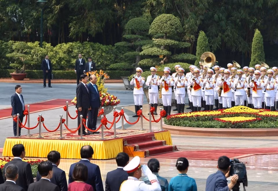 Ceremonia de bienvenida en el Palacio Presidencial en Hanoi. (Fuente: VNA)