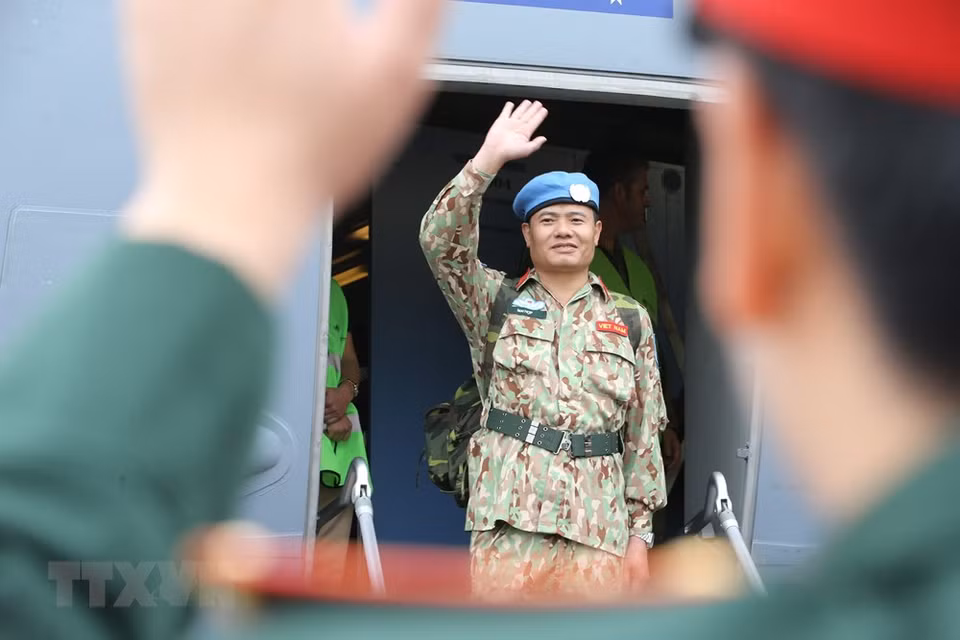 Un total de 29 oficiales, entre ellos dos mujeres, del segundo Hospital de Campaña de nivel dos de Vietnam partieron el 19 de noviembre hacia Sudán del Sur, para cumplir las misiones de mantenimiento de la paz de las Naciones Unidas en ese país. (Fuente: VNA)