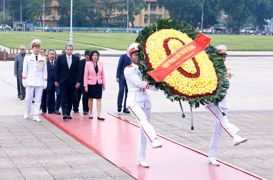 Delegación de Cuba coloca una ofrenda floral en el Mausoleo de Ho Chi Minh, en Hanoi. (Fuente: VNA)