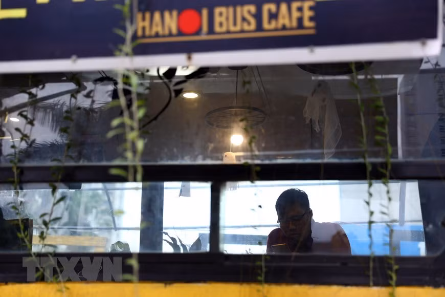 La cafetería del autobús ofrece a los clientes un ambiente ecológico para disfrutar de sus bebidas (Foto: VNA) 