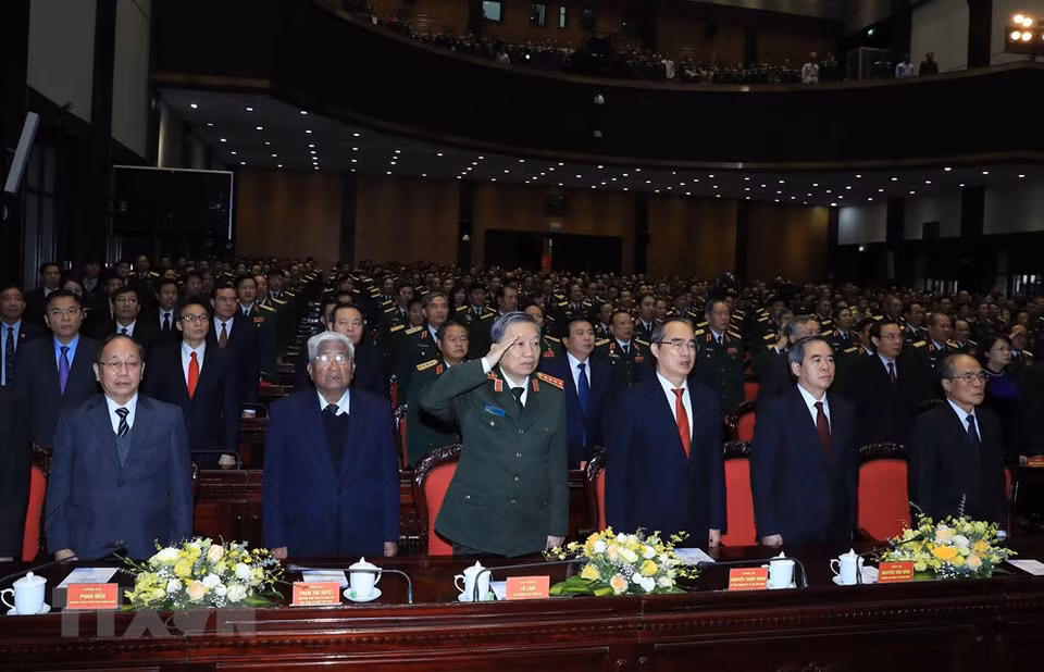 Los delegados realizaron la ceremonia de izado de la bandera (Foto: VNA)