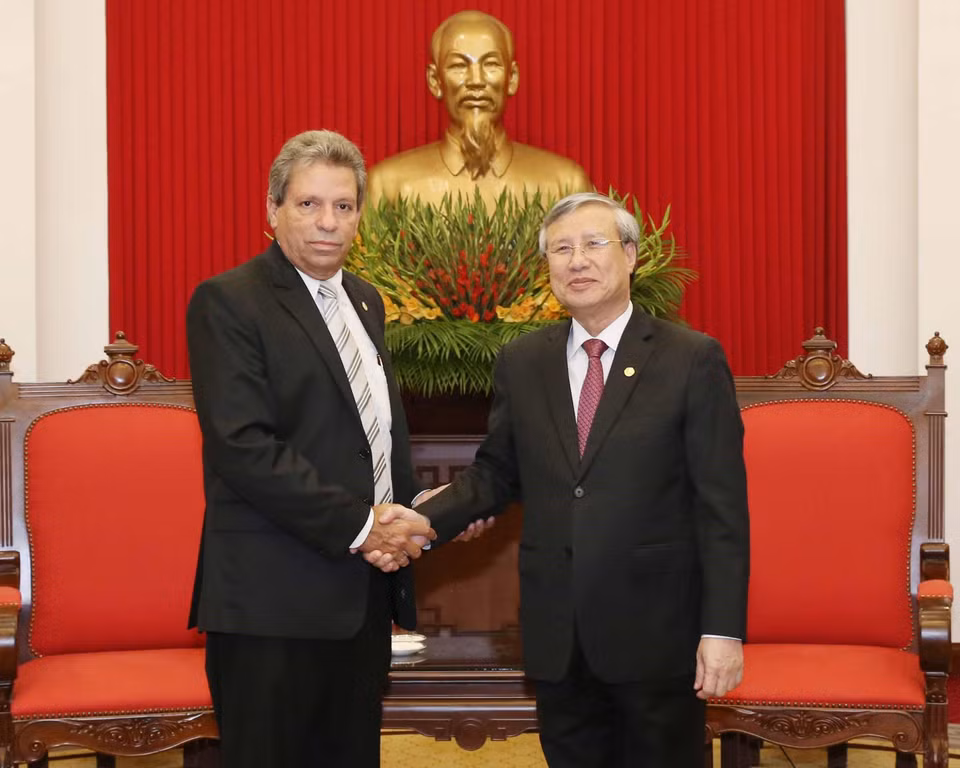 El miembro del Buró Político y permanente del Secretariado del Partido Comunista de Vietnam, Tran Quoc Vuong (D), recibe a Víctor Gaute López (I), miembro del Secretariado del Comité Central del Partido Comunista de Cuba y jefe de su Departamento Ideológico (Fuente: VNA) 