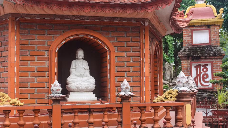 Cada piso de la torre está adornado con estatua de Buda Amitabha. La torre dispone de 66 estatuas de Buda. (Foto: Vietnam +)