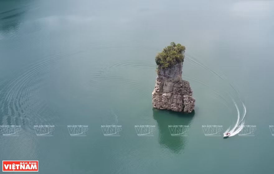 La montaña de Coc Vai Pha, en medio del lago, es un símbolo de su belleza. (Fuente: VNA)