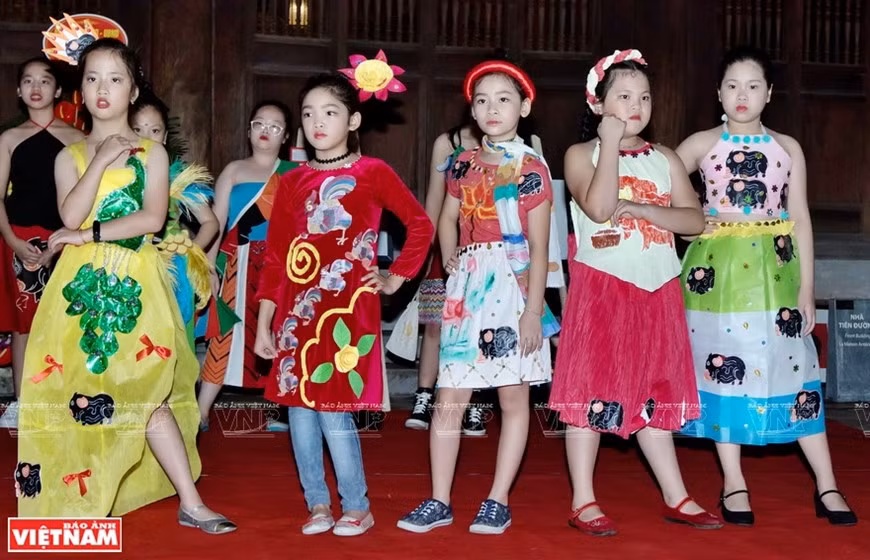 Las pinturas de Dong Ho han inspirado a muchos diseñadores de ao dai, traje tradicional. (Fuente: VNA) 