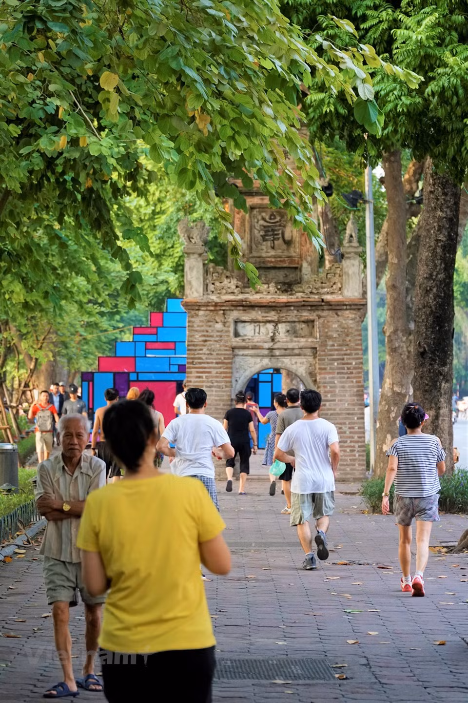 Los capitalinos que habitan en el casco antiguo de Hanoi suelen hacer ejercicios en el lago de la Espada en las horas tempranas de mañana. (Foto: Vietnam +)