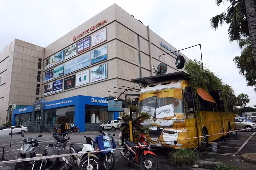 La cafetería del autobús ofrece a los clientes un ambiente ecológico para disfrutar de sus bebidas (Foto: VNA) 