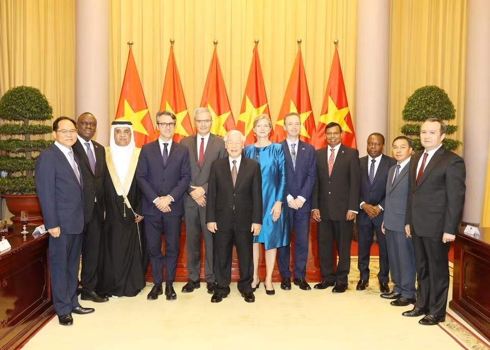El secretario general del Partido Comunista y presidente de Vietnam, Nguyen Phu Trong, recibió el 16 de octubre a los nuevos embajadores de Suecia, Ann Margareta Mawe; Francia, Warnery Nicolas Manuel; la Unión Europea, Pier Giorgio Federico; Irlanda, John Mc Cullagh. (Fuente: VNA)