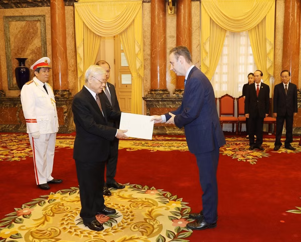 Los embajadores de Sri Lanka, Sampath Prasanna; Bahréin, Ahmed Abdulla; Angola, De Carvalho Fernandes; Laos, Sengphet Houngboungnuang; Uzbekistán, Ulungbek Rozukulov; Corea del Sur, Park Noh-wan; Tanzania, Brighton Kairuki, también entregaron sus cartas credenciales a Nguyen Phu Trong. (Fuente: VNA)