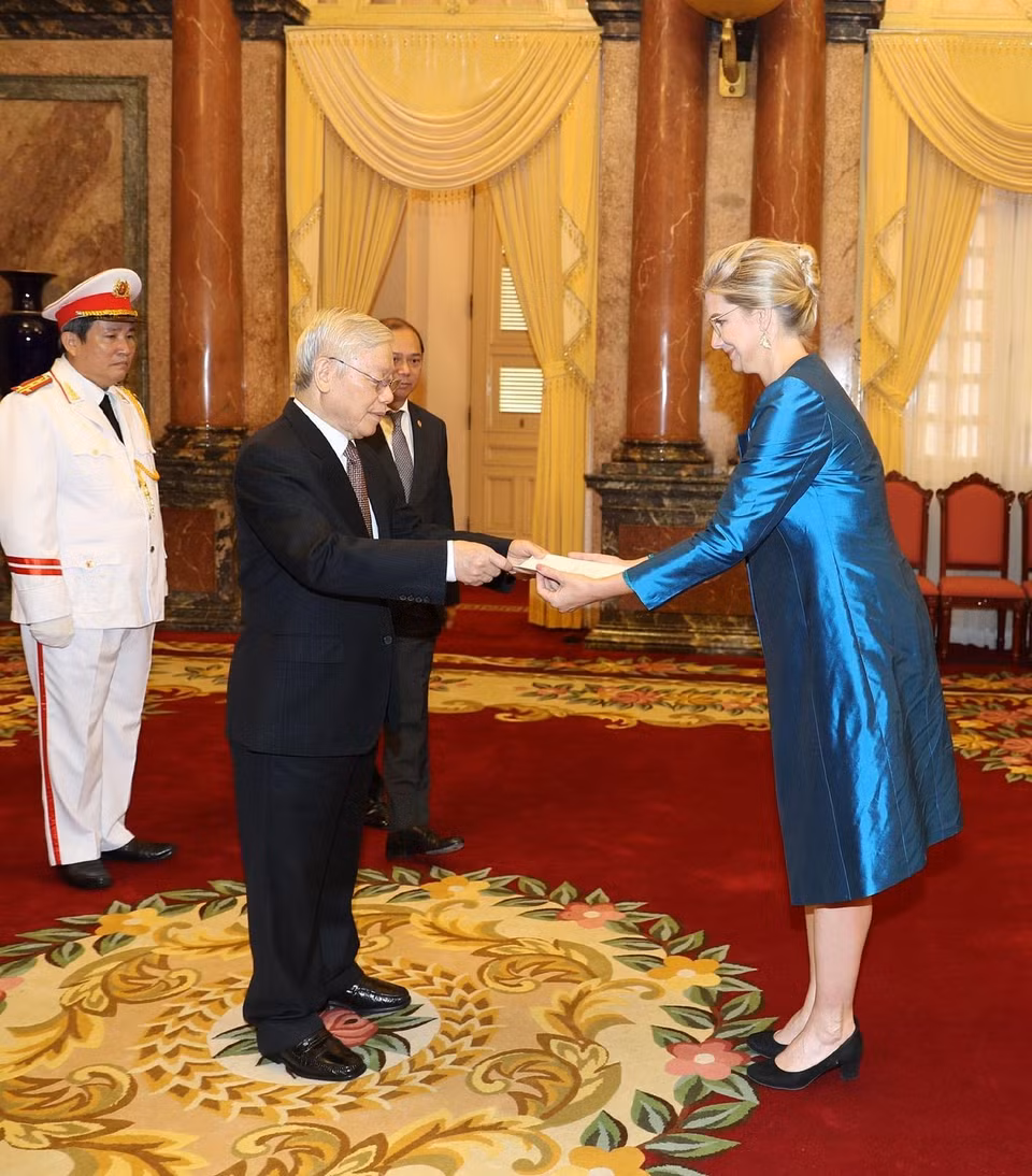 Los embajadores de Sri Lanka, Sampath Prasanna; Bahréin, Ahmed Abdulla; Angola, De Carvalho Fernandes; Laos, Sengphet Houngboungnuang; Uzbekistán, Ulungbek Rozukulov; Corea del Sur, Park Noh-wan; Tanzania, Brighton Kairuki, también entregaron sus cartas credenciales a Nguyen Phu Trong. (Fuente: VNA)