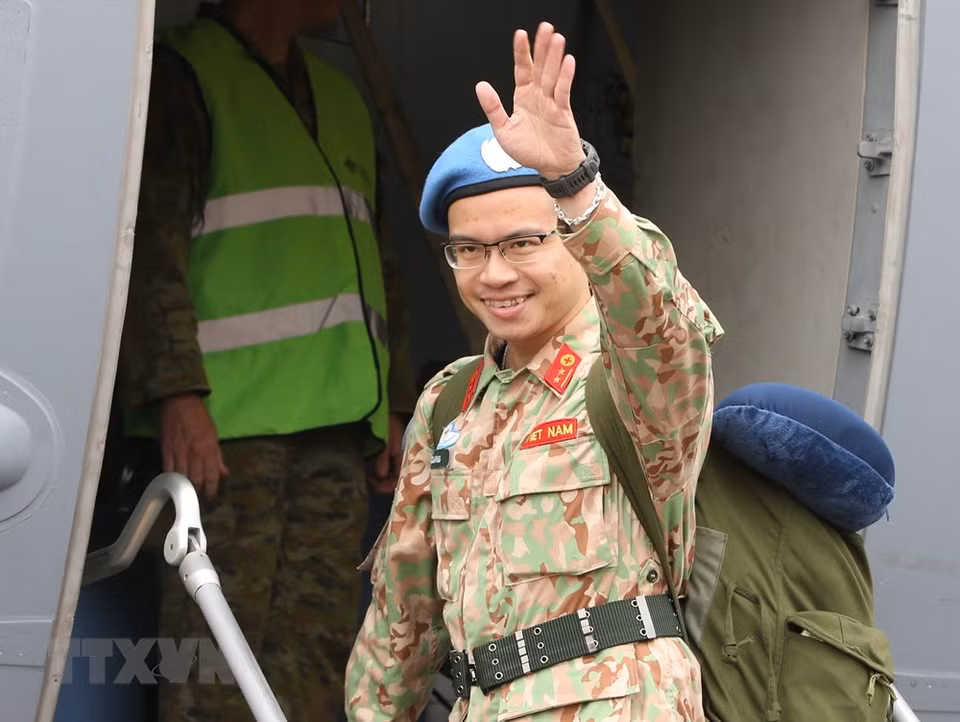 Un total de 29 oficiales, entre ellos dos mujeres, del segundo Hospital de Campaña de nivel dos de Vietnam partieron el 19 de noviembre hacia Sudán del Sur, para cumplir las misiones de mantenimiento de la paz de las Naciones Unidas en ese país. (Fuente: VNA)