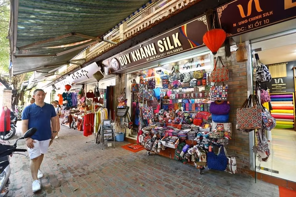Al llegar al pueblo de seda de Van Phuc, los turistas tienen la oportunidad de comprar seda y sus productos, y observar el proceso de fabricación de telas de seda por artesanos. (Foto: VNA)