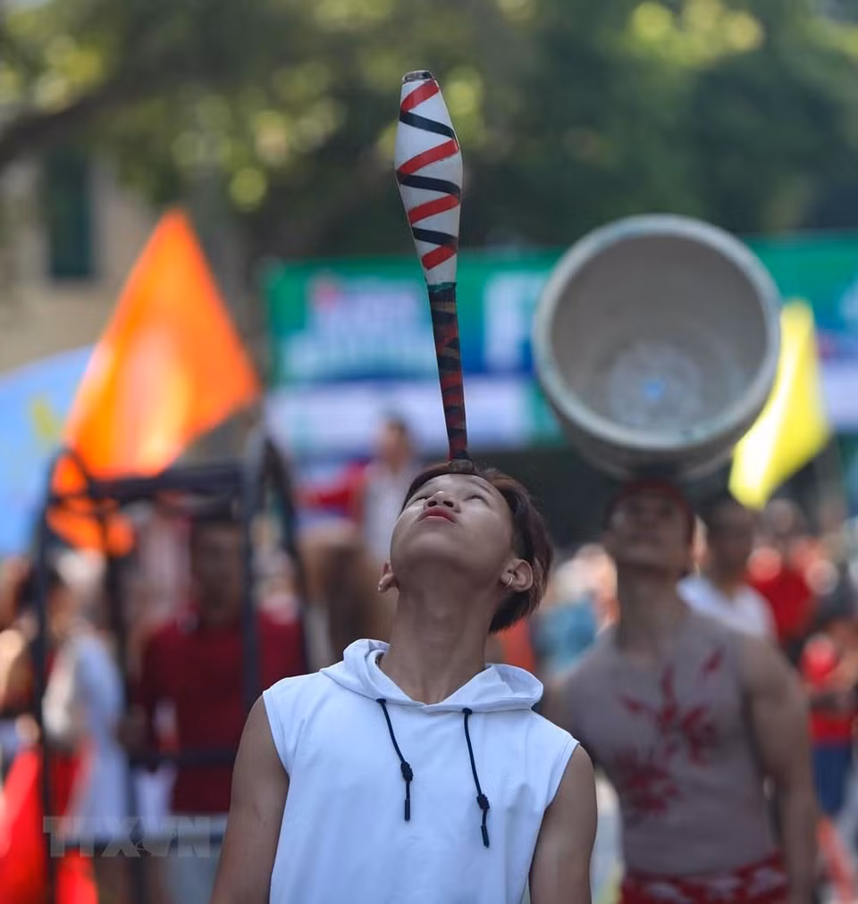Artistas presentan en las calles en el antiguo casco de Hanoi. (Fuente: VNA)