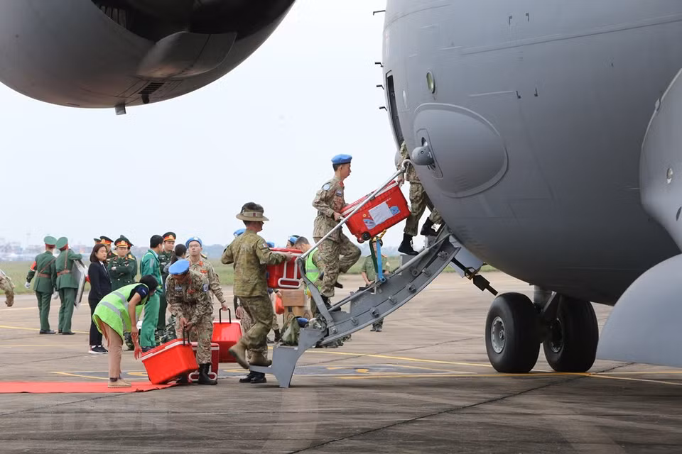 Un avión de transporte militar C-17A Globemaster III, proveído por Australia, transporta oficiales vietnamitas a Sudán del Sur, mientras el segundo grupo, compuesto por 34 personas, partirá el 26 del presente mes. (Fuente: VNA)