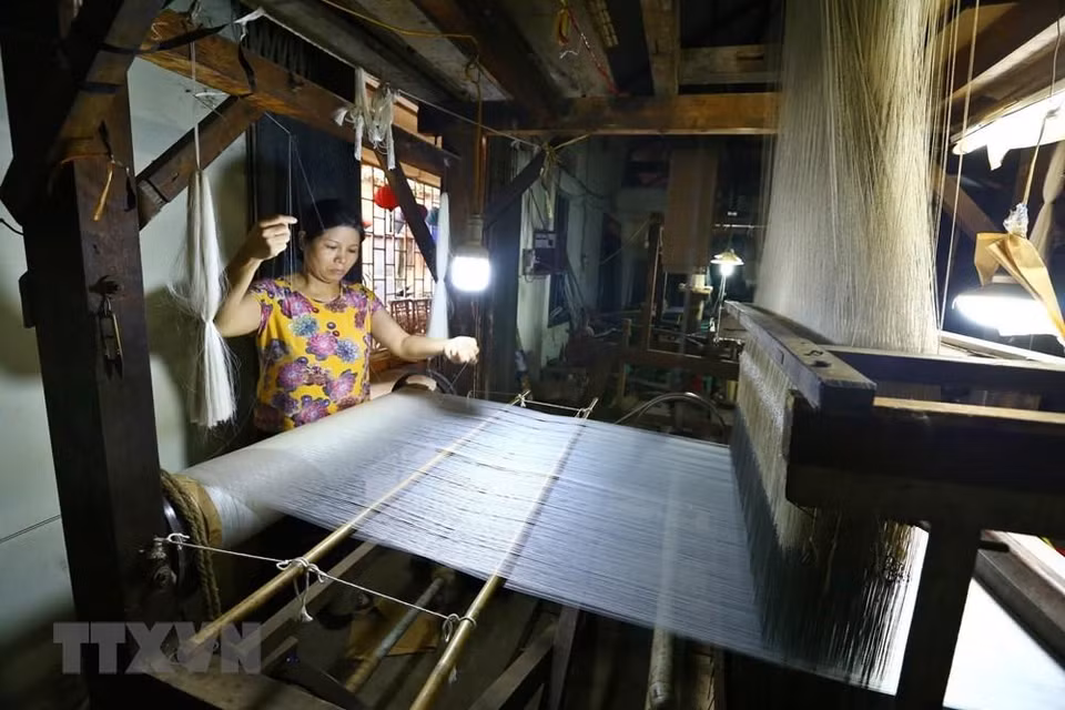 La aldea de Van Phuc es una antigua aldea vietnamita ubicada en el río Nhue, en el distrito de Van Phuc, en las afueras de Hanoi, tiene el oficio tradicional milenario de confección de tejido de seda más famosa de Vietnam. (Foto: VNA)