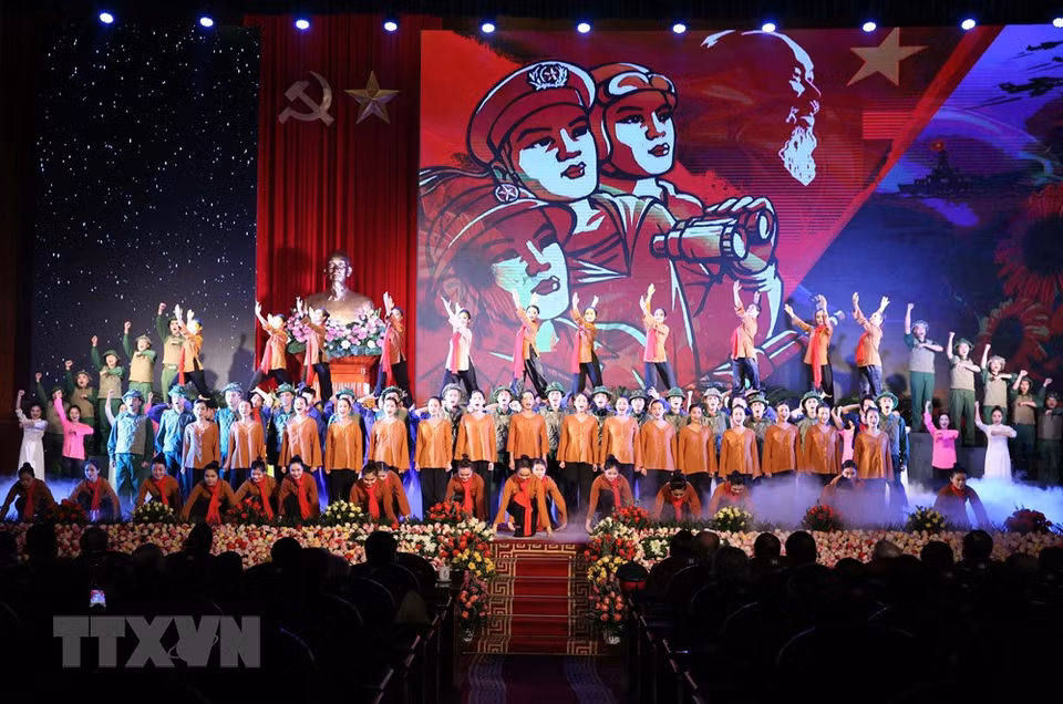 Programa artístico para conmemorar los aniversarios (Foto: VNA)