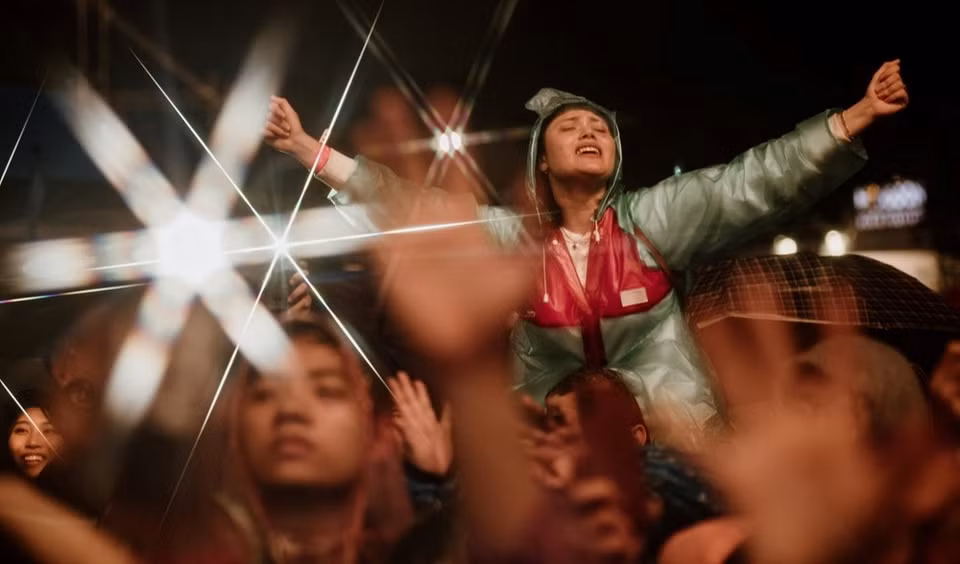 Espectadores bailan en el Festival, desafiando la lluvia y el frío (Foto: Vietnam+)