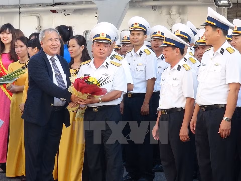 El vicepresidente del poder local Dao Cong Thien despide a los tripulantes (Fuente: VNA)