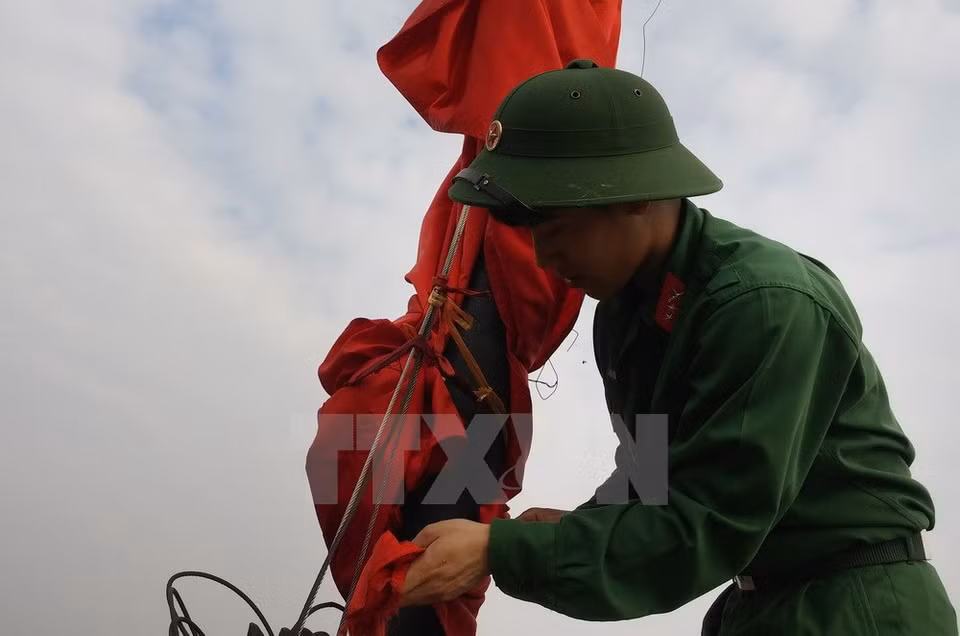 La bandera nacional en el Asta de Hanoi fue colgada a media asta (Fuente: VNA)