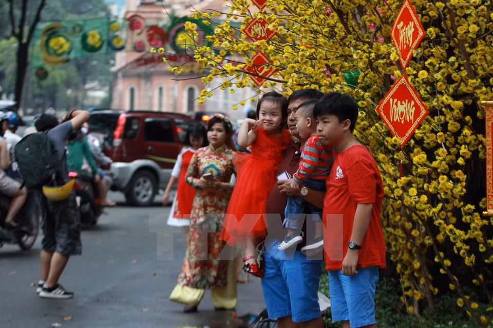 Numerosas familias visitan la calle de caligrafía (Fuente: VNA)