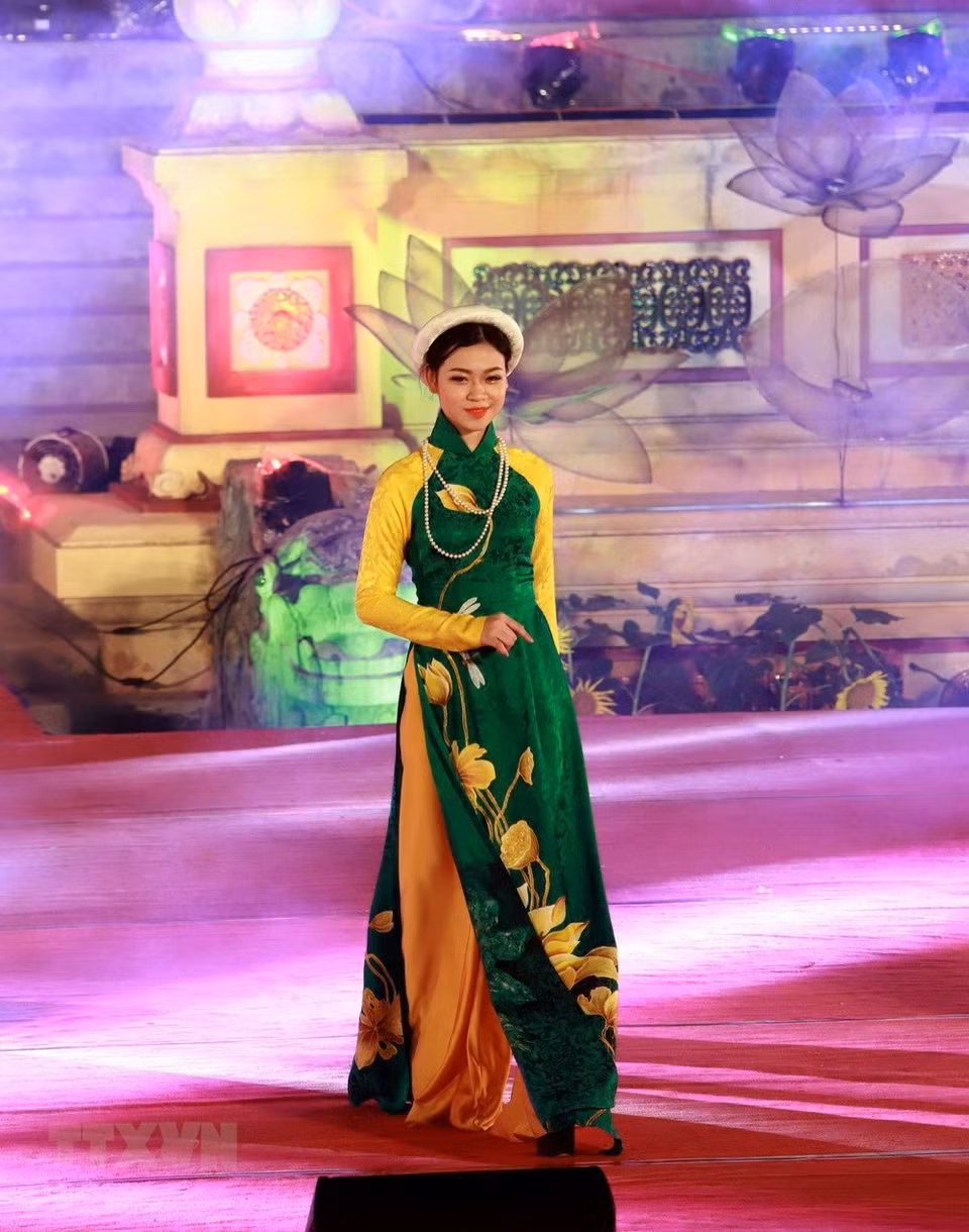 Actuación de Ao Dai en Hue (Fuente: VNA)