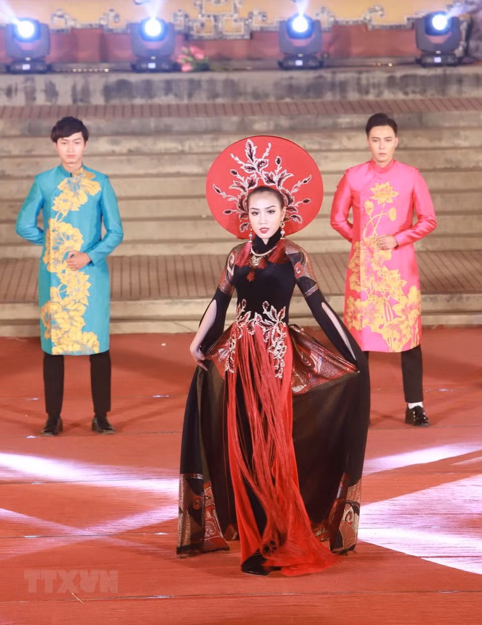Actuación de Ao Dai en Hue (Fuente: VNA)