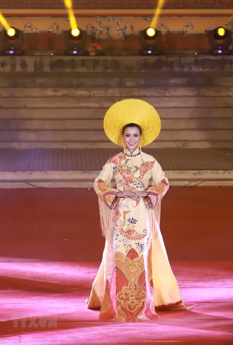 Actuación de Ao Dai en Hue (Fuente: VNA)