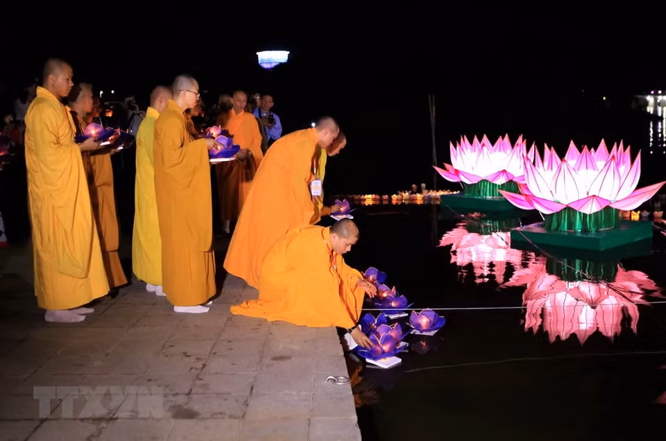El programa artístico para saludar el festival de flores flotantes (Fuente:VNA)