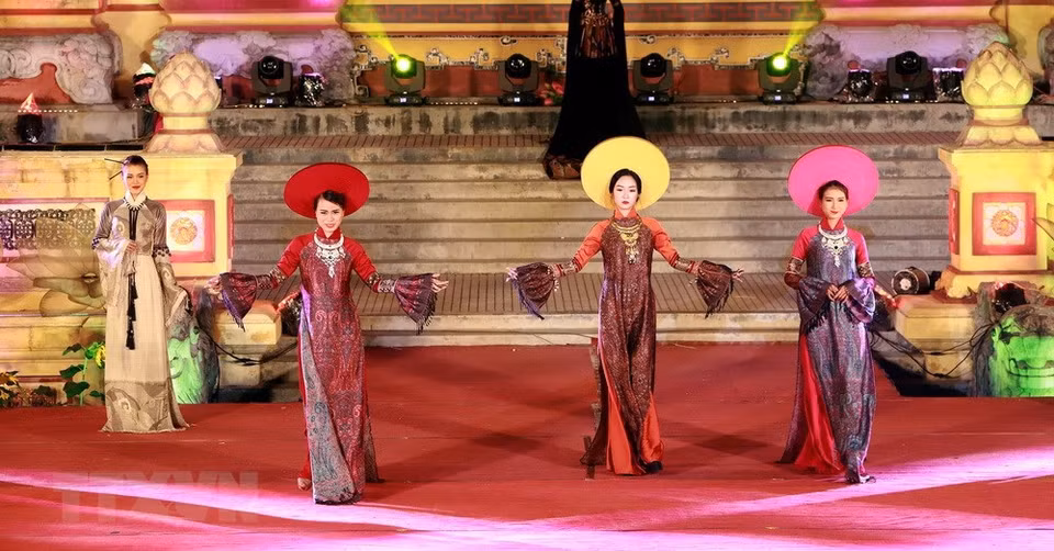 Actuación de Ao Dai en Hue (Fuente: VNA)