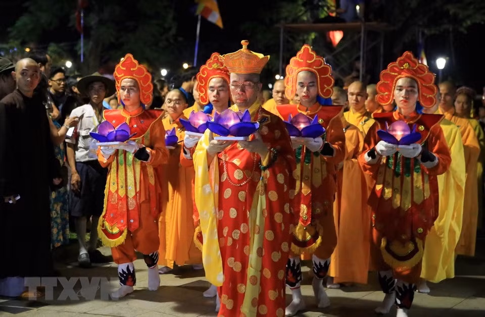El programa artístico para saludar el festival de flores flotantes (Fuente:VNA)