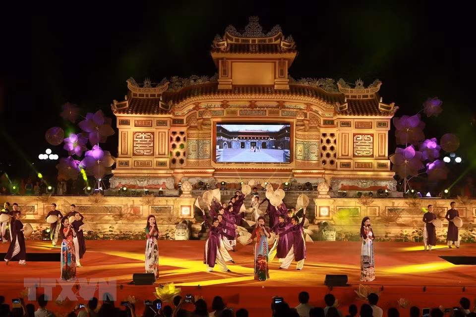 Actuación de Ao Dai en Hue (Fuente: VNA)