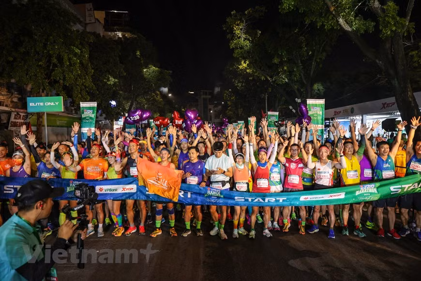 La carrera internacional VPBank Hanoi Marathon 2022 (VPHM 2022) comenzó oficialmente la mañana del 16 de octubre en la capital vietnamita. Según datos de los organizadores, más de 10 mil atletas nacionales y extranjeros se han inscrito para participar en el evento deportivo, de los cuales hasta tres mil competidores están decididos a conquistar la distancia de 42 kilómetros. Esta competencia es actualmente la carrera con mayor número de participantes en esa distancia de 42 mil metros en Vietnam. Exactamente a las 4:00 (hora local), miles de deportistas partieron de la plaza Dong Kinh Nghia Thuc para comenzar a conquistar los retos de la carrera. (Foto: Vietnam+)
