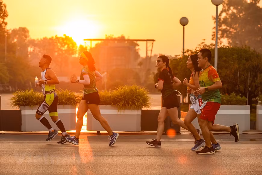 Más allá de un mero maratón, VPBank Hanoi Marathon se ha convertido en una carrera icónica de Hanoi, un festival tanto para corredores nacionales como para turistas internacionales que desean experimentar la belleza única de esta urbe milenaria. La carrera promete despertar el espíritu de deportividad, solidaridad y superación de uno mismo entre los participantes. La imagen de miles de atletas corriendo bajo el sol dorado del otoño de Hanoi, a través de monumentos históricos, probablemente sea el retrato más perfecto para promover un Vietnam brillante y próspero. VPBank Hanoi Marathon es la principal carrera profesional de Vietnam que se lleva a cabo anualmente en octubre en Hanoi. (Foto: Vietnam+)