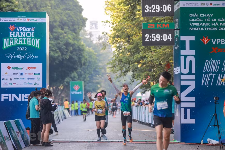 Acreditado por World Athletics y certificado oficialmente por Grade A Measurers de la Asociación de Maratones Internacionales y Carreras de Distancia (AIMS), VPBank Hanoi Marathon además es afiliado a la Federación de Atletismo de Vietnam (VAF). El maratón se ha convertido en miembro oficial de AIMS desde 2019. La carrera, que se llevó a cabo por primera vez en 2018 bajo el nombre de Hanoi International Heritage Marathon, atrajo de inmediato la atención de casi tres mil atletas y entusiastas de las carreras de Vietnam y de todo el mundo. Se espera que, al asistir al certamen en esta capital milenaria, los corredores podrán apreciar la imagen de un Vietnam pacífico y amistoso. (Foto: Vietnam+)